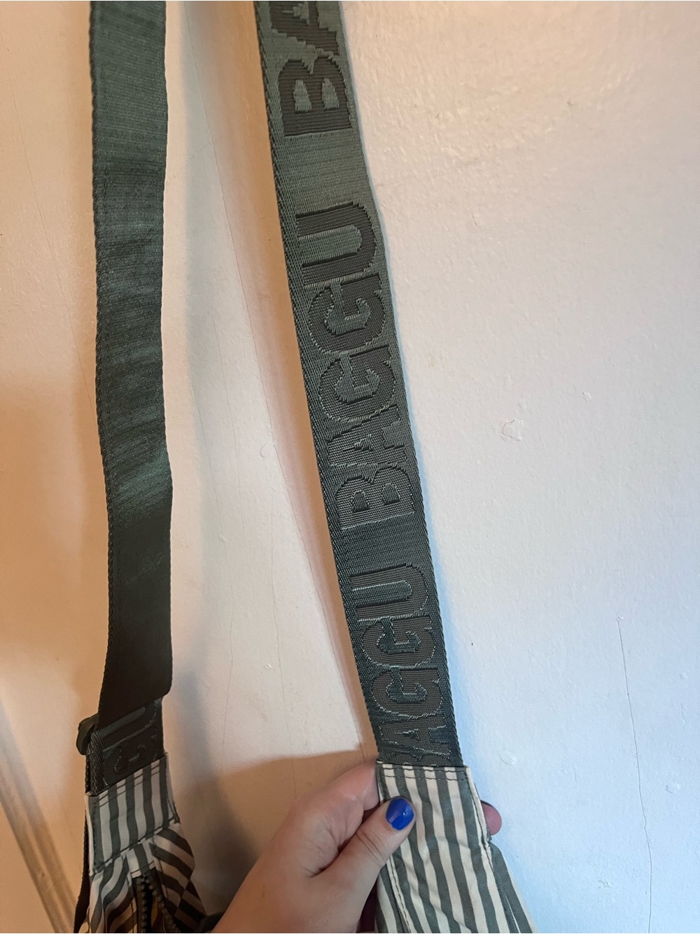 Baggu large green striped crescent EUC - Picture 4 of 6